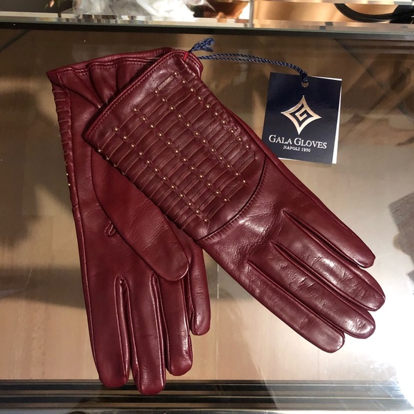 Gloves - Picture 1 of 2